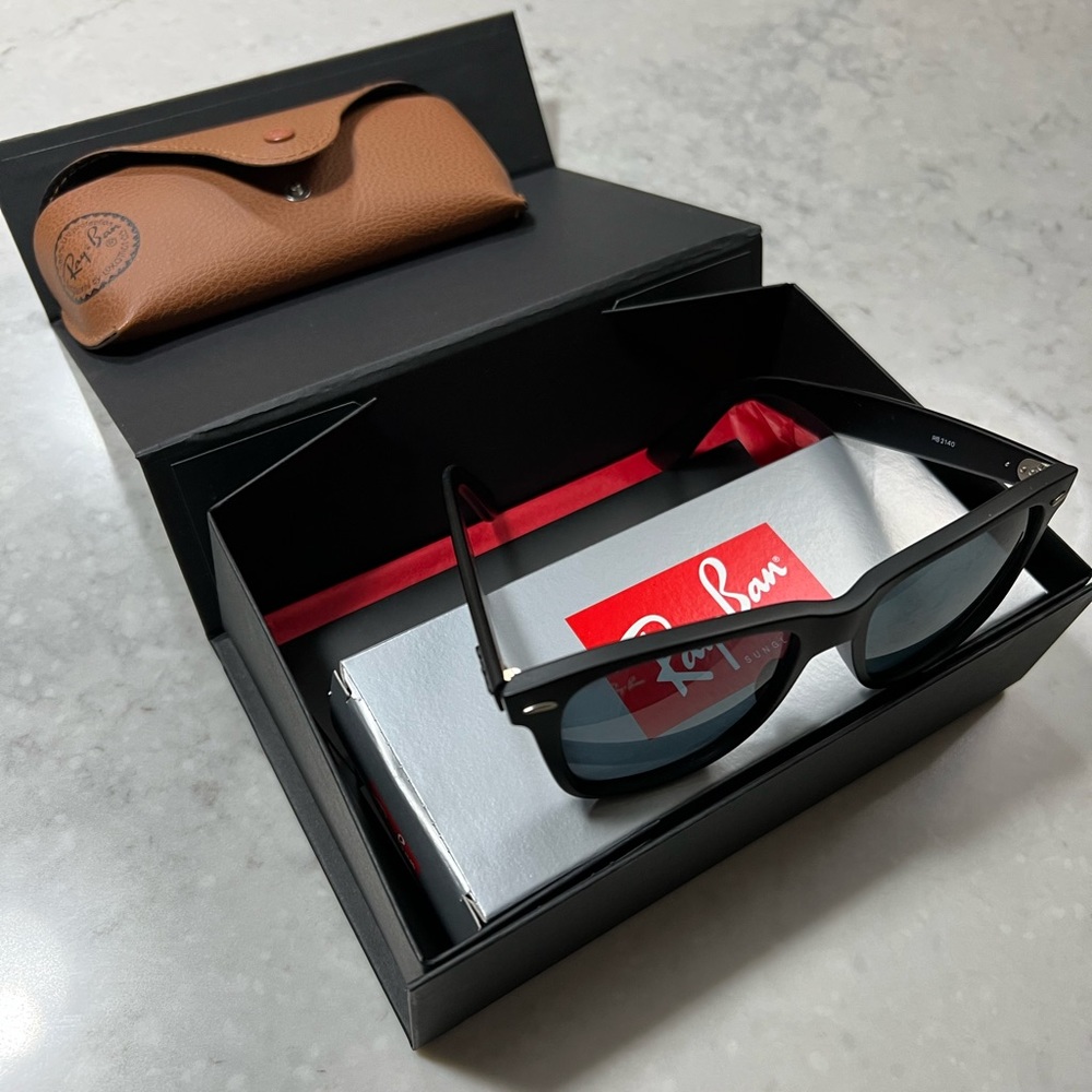 COPY - Original Authentic Ray ban Wayfarer Size L..matte black, never worn.
